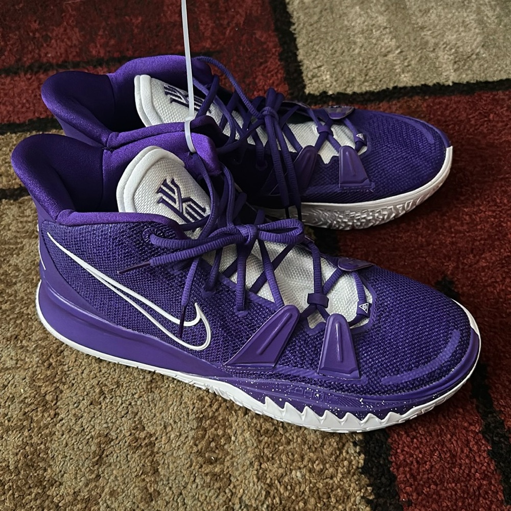 Kyrie NIKE SHOES. SIZE 14